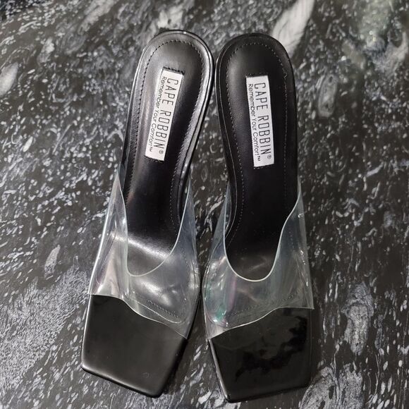 BRAND NEW CAPE ROBBIN ONE STRAP GOLD ROUN DESIGN HEEL MULES - Picture 2 of 11